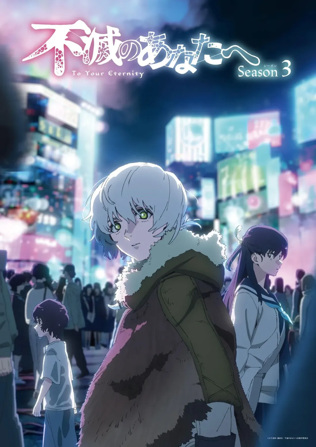 A boy with white hair and yellow eyes wearing a jacket stands among several people on a street. In the background there is a woman who looks discreetly at him and a child.